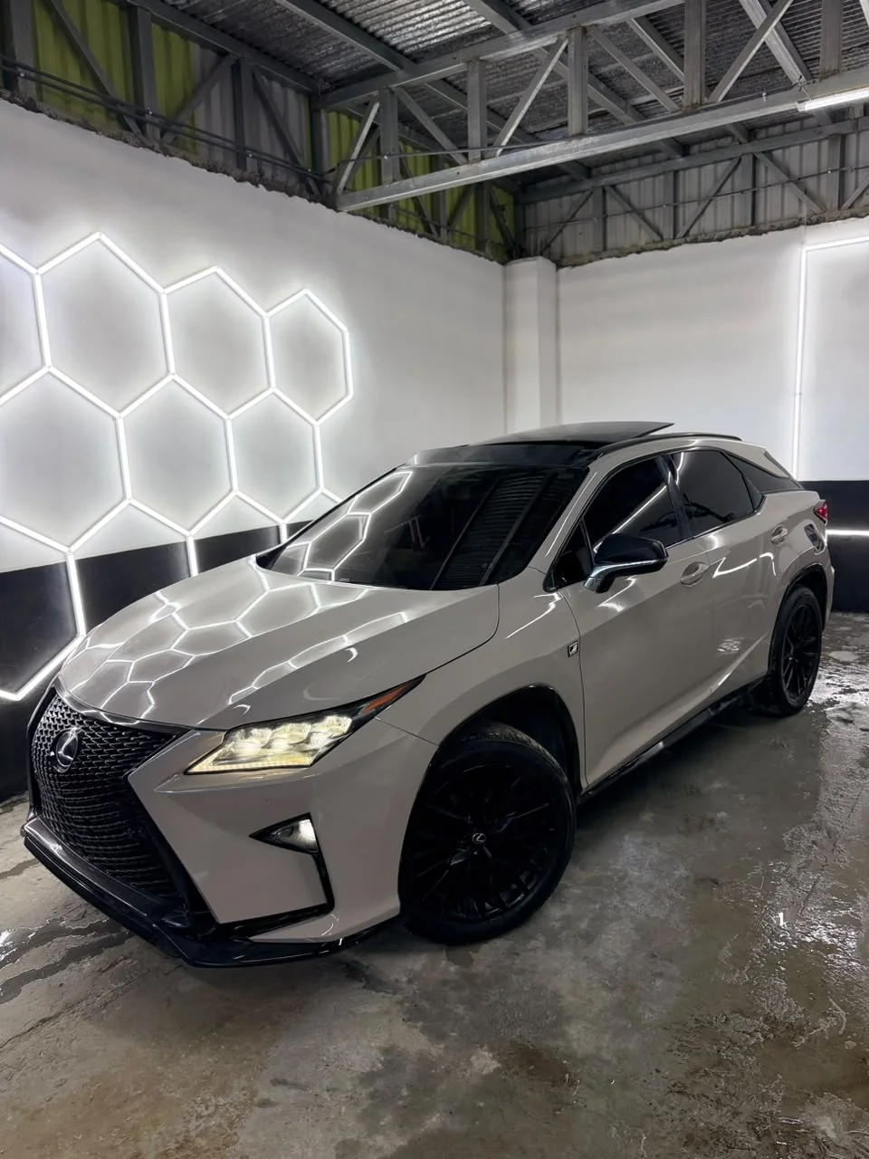 El Lexus blanco perla de Maison Valcour en el taller